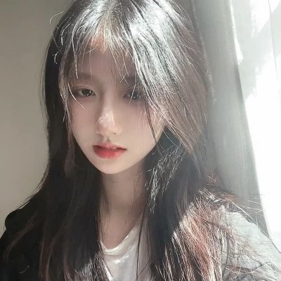 一位站立的人